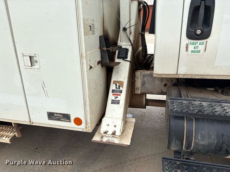 image for item EL2121 2006 International 7400 digger derrick truck