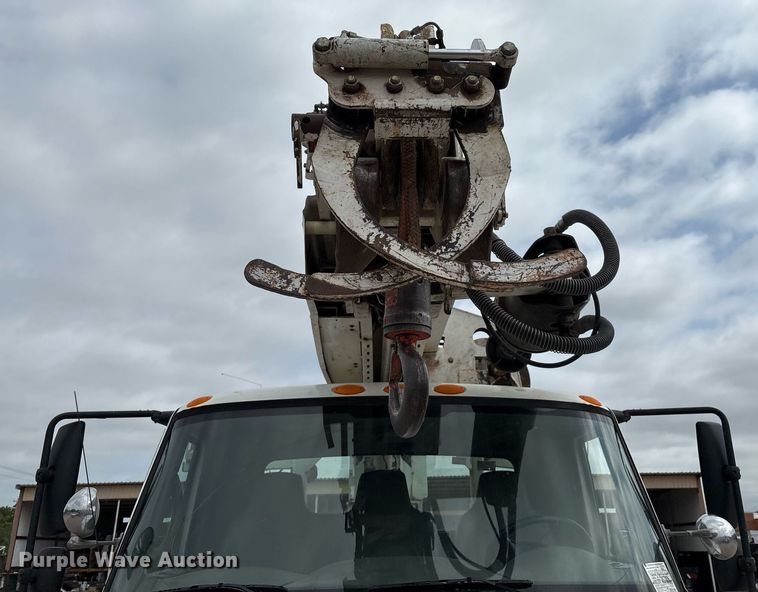 image for item EL2121 2006 International 7400 digger derrick truck