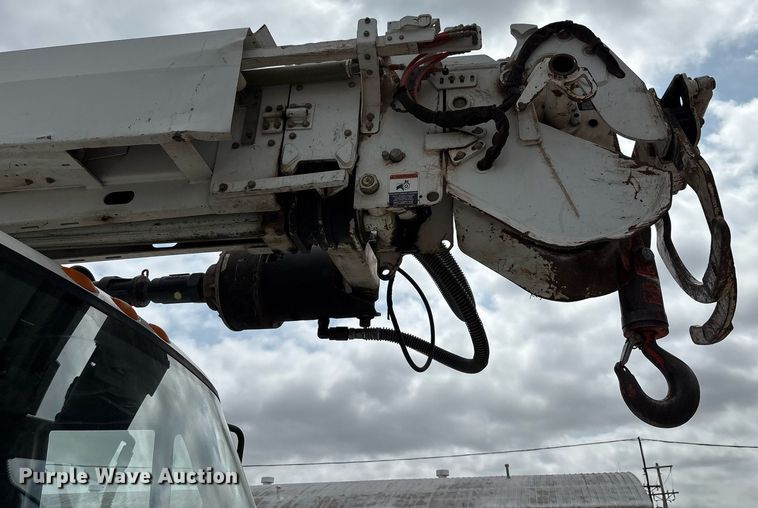 image for item EL2121 2006 International 7400 digger derrick truck