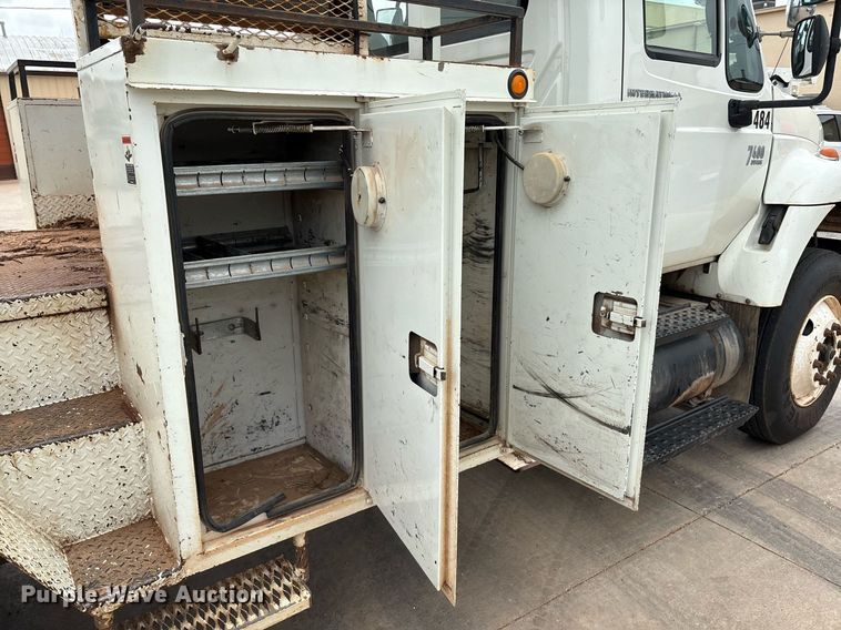 image for item EL2121 2006 International 7400 digger derrick truck