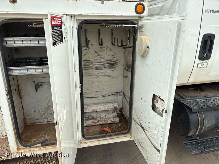 image for item EL2121 2006 International 7400 digger derrick truck