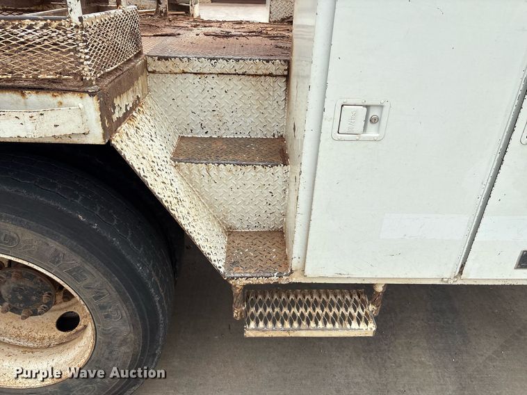 image for item EL2121 2006 International 7400 digger derrick truck