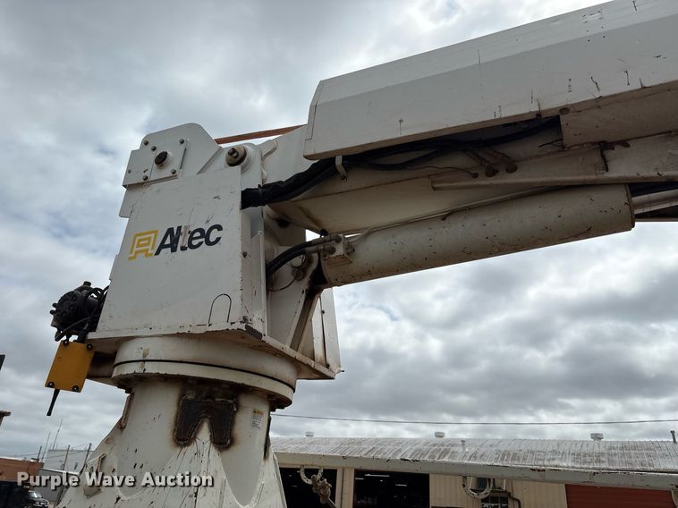 image for item EL2121 2006 International 7400 digger derrick truck