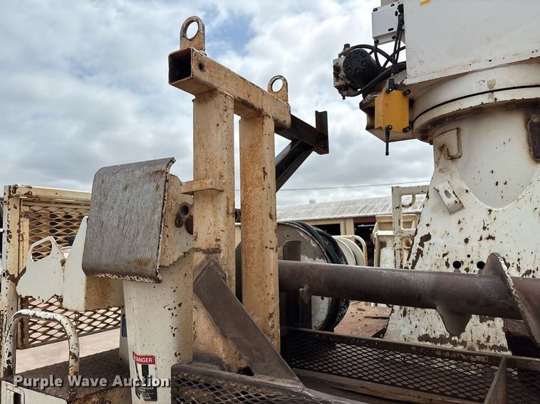 image for item EL2121 2006 International 7400 digger derrick truck