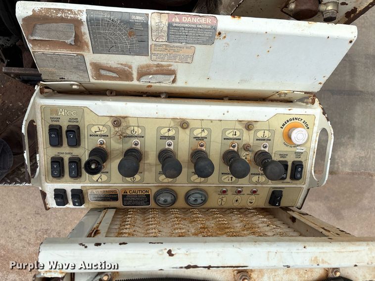 image for item EL2121 2006 International 7400 digger derrick truck