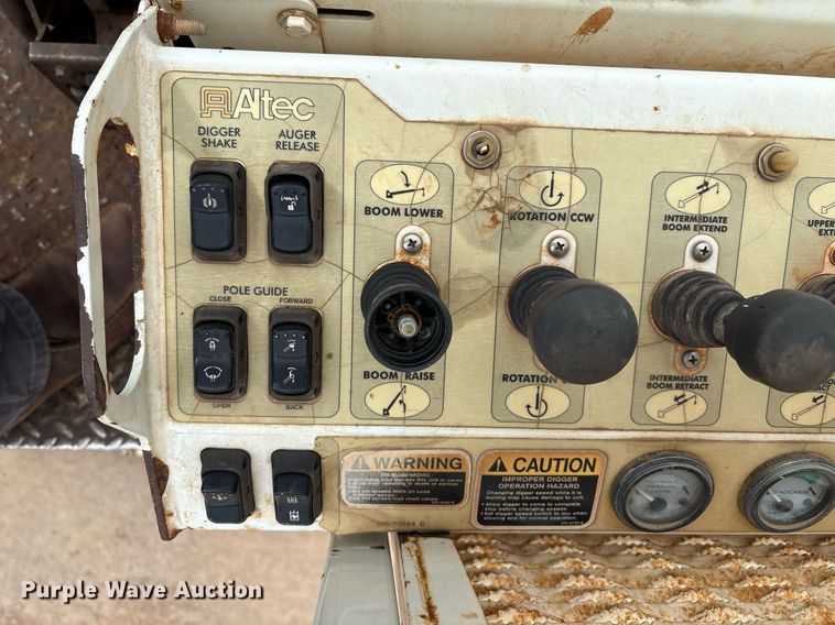 image for item EL2121 2006 International 7400 digger derrick truck