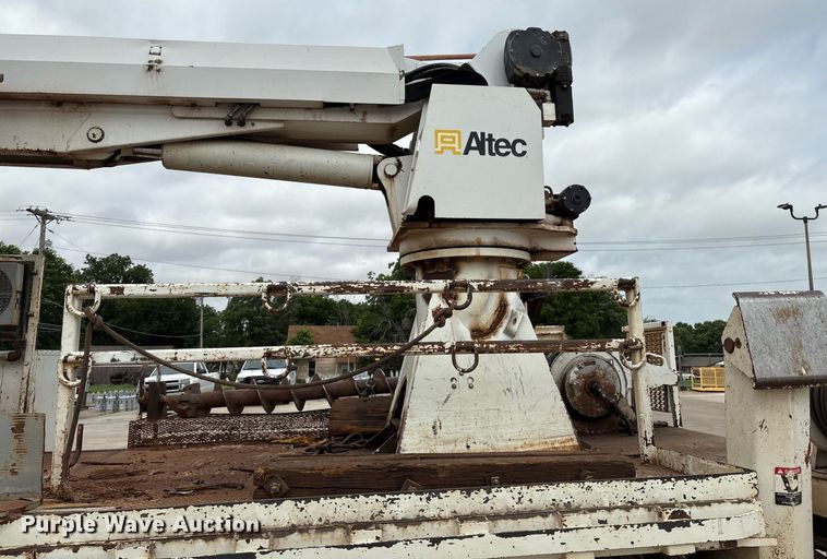 image for item EL2121 2006 International 7400 digger derrick truck