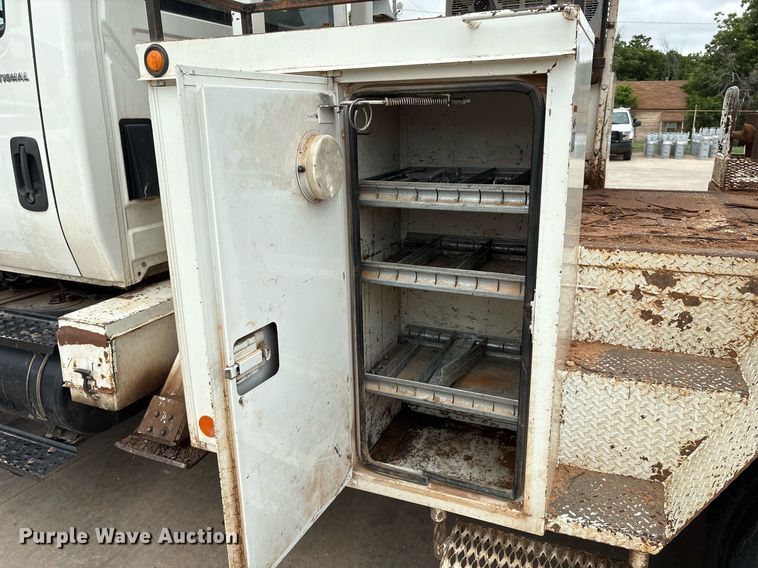 image for item EL2121 2006 International 7400 digger derrick truck