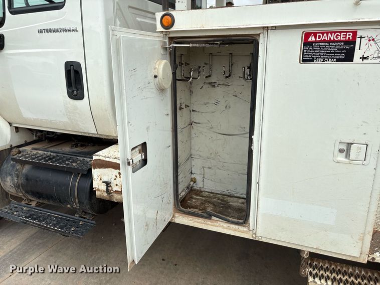 image for item EL2121 2006 International 7400 digger derrick truck