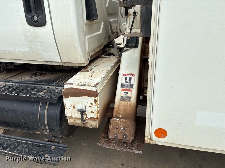 image for item EL2121 2006 International 7400 digger derrick truck