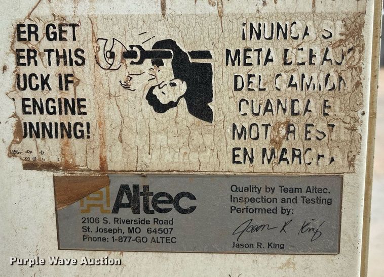 image for item EL2121 2006 International 7400 digger derrick truck