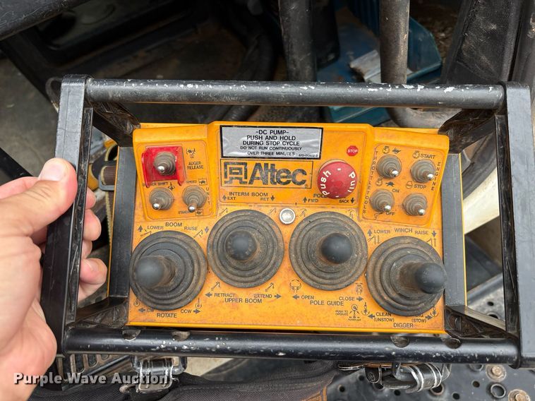 image for item EL2121 2006 International 7400 digger derrick truck