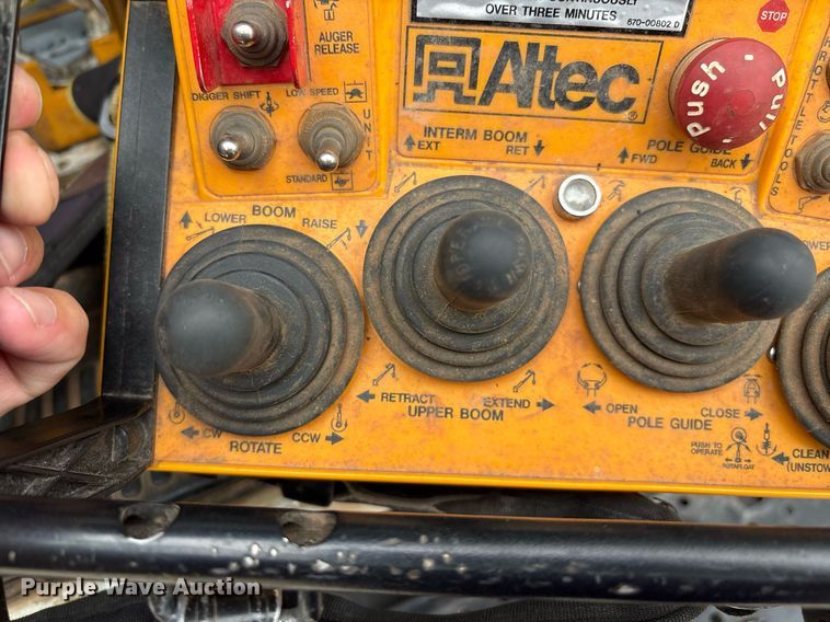 image for item EL2121 2006 International 7400 digger derrick truck