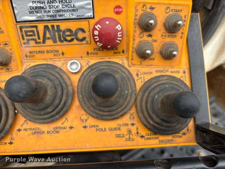 image for item EL2121 2006 International 7400 digger derrick truck