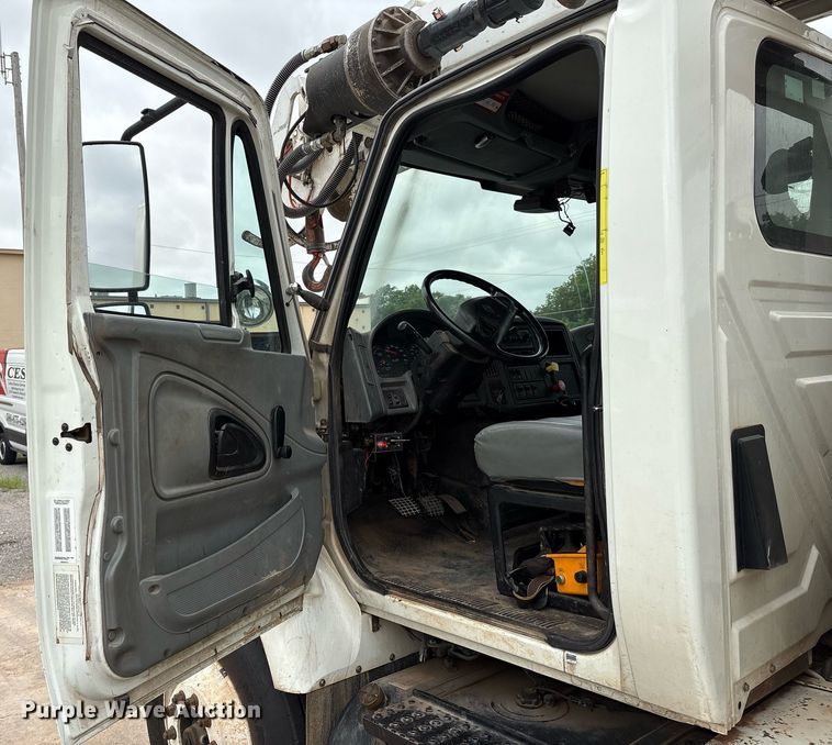 image for item EL2121 2006 International 7400 digger derrick truck