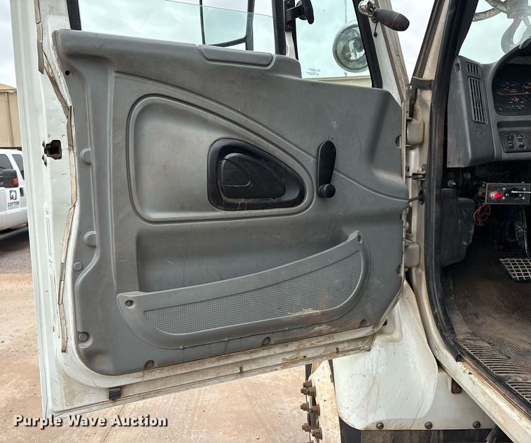 image for item EL2121 2006 International 7400 digger derrick truck