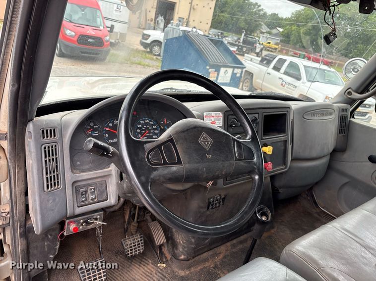 image for item EL2121 2006 International 7400 digger derrick truck