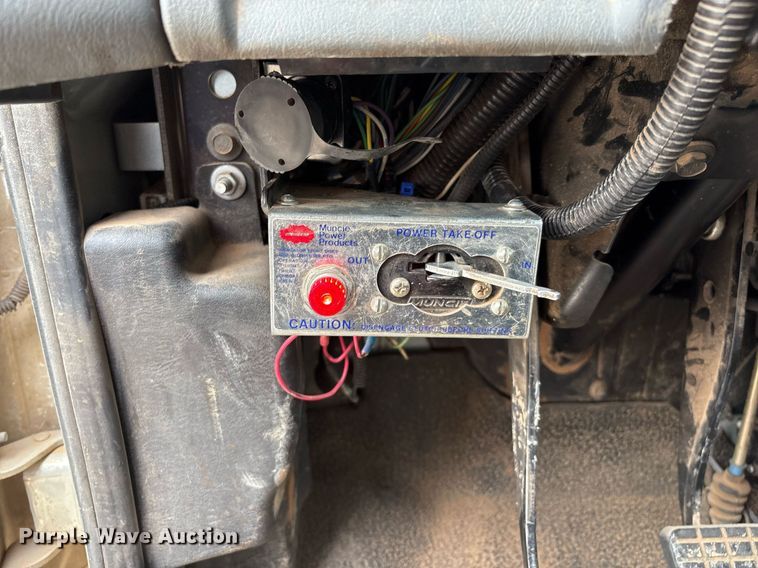 image for item EL2121 2006 International 7400 digger derrick truck