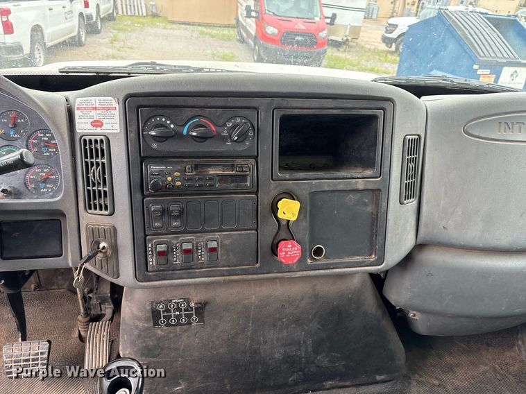 image for item EL2121 2006 International 7400 digger derrick truck