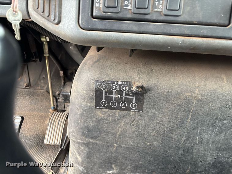 image for item EL2121 2006 International 7400 digger derrick truck