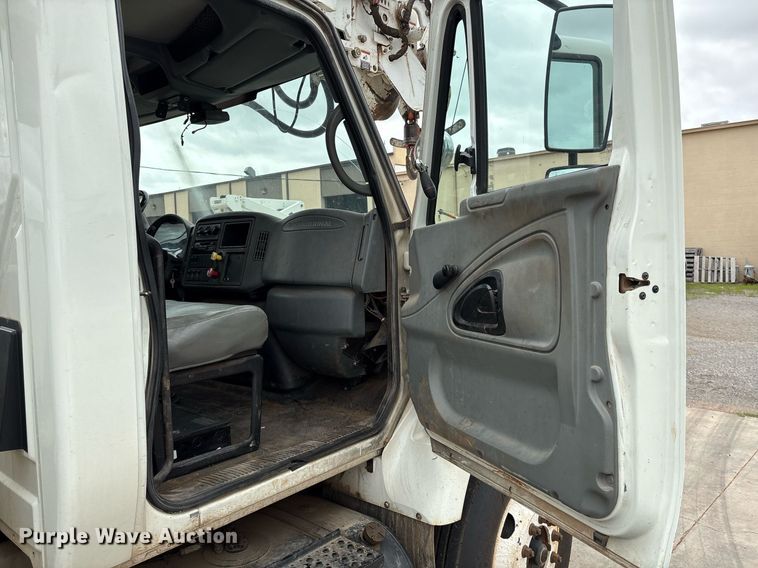 image for item EL2121 2006 International 7400 digger derrick truck