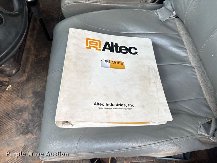 image for item EL2121 2006 International 7400 digger derrick truck