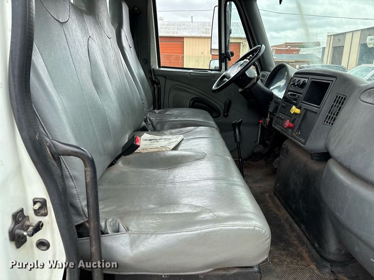 image for item EL2121 2006 International 7400 digger derrick truck