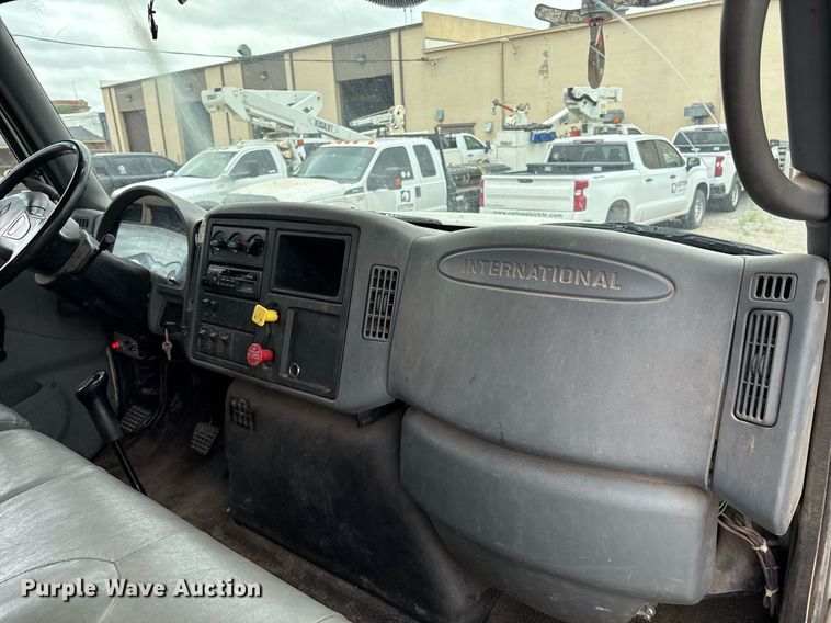 image for item EL2121 2006 International 7400 digger derrick truck