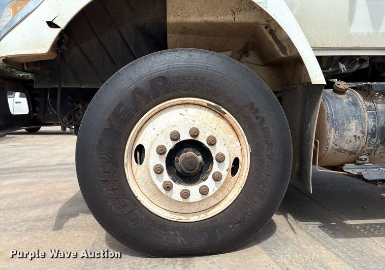 image for item EL2121 2006 International 7400 digger derrick truck