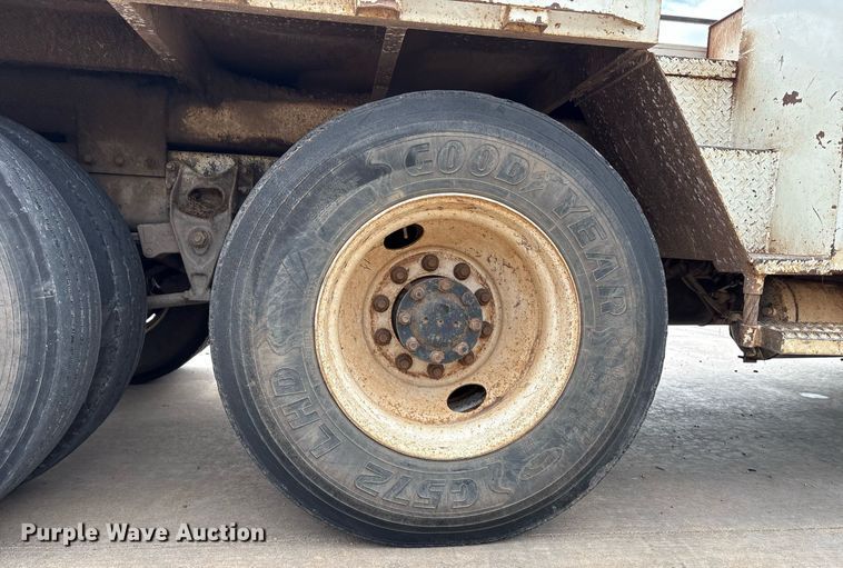 image for item EL2121 2006 International 7400 digger derrick truck