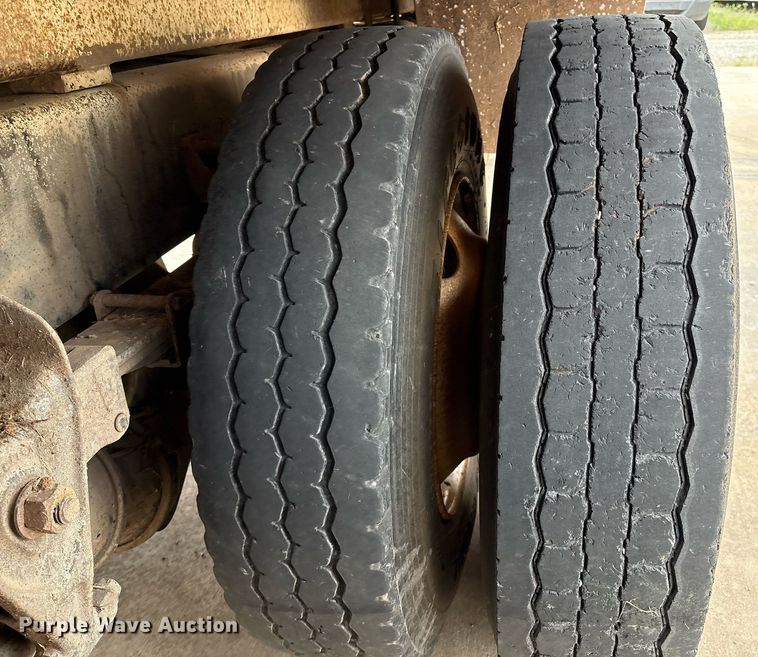 image for item EL2121 2006 International 7400 digger derrick truck