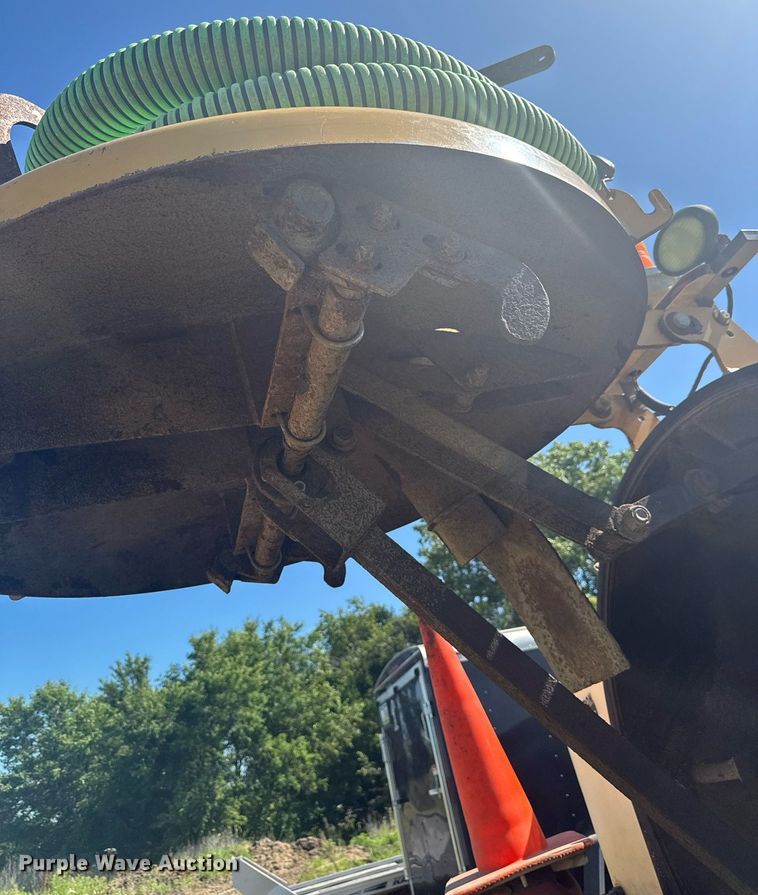 image for item EM2094 2001 Vermeer LP 555 SDT vacuum excavator