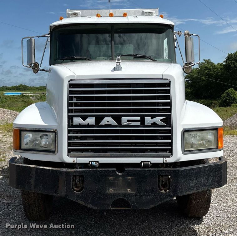 image for item EM2604 2000 Mack CH613 dump truck