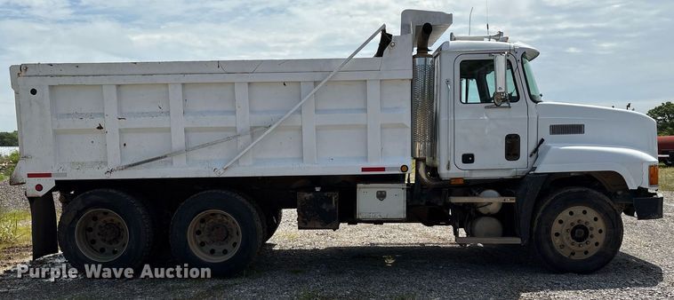 image for item EM2604 2000 Mack CH613 dump truck