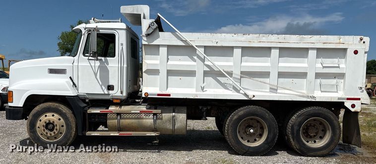 image for item EM2604 2000 Mack CH613 dump truck