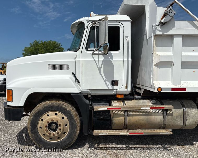 image for item EM2604 2000 Mack CH613 dump truck