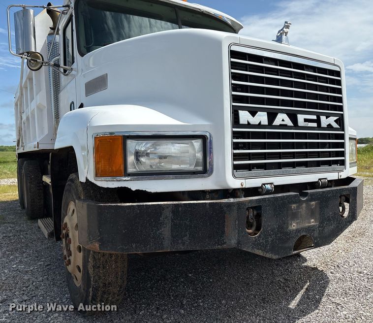 image for item EM2604 2000 Mack CH613 dump truck