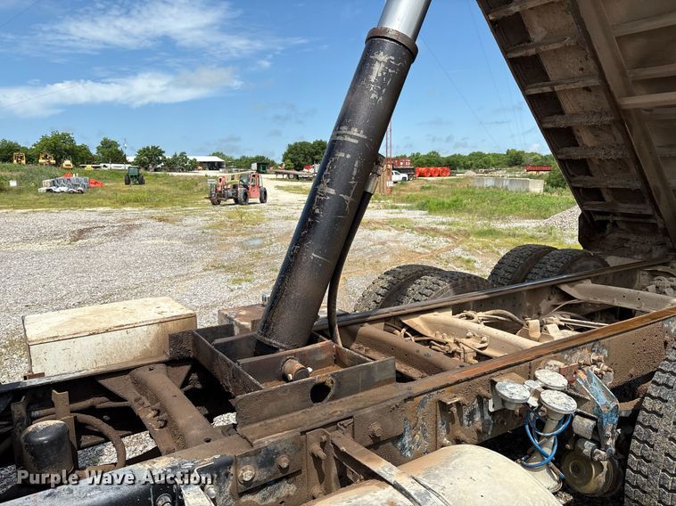 image for item EM2604 2000 Mack CH613 dump truck