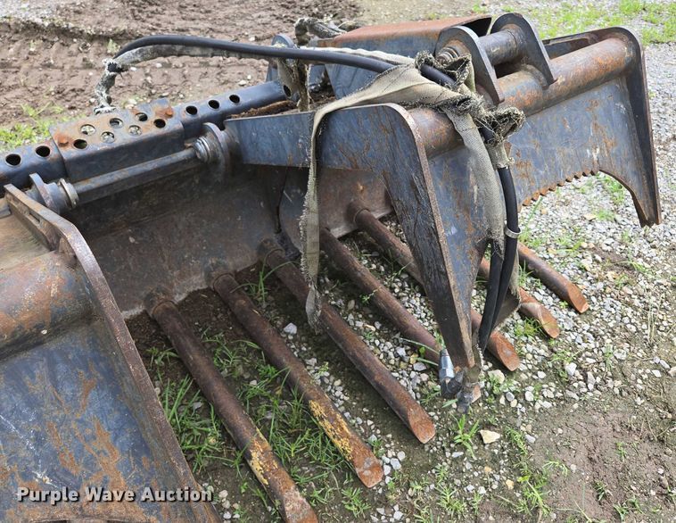 image for item EN3872 Virnig skid steer grapple bucket