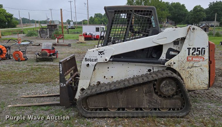 image for item EN3877 2005 Bobcat T250 tracked skid steer loader