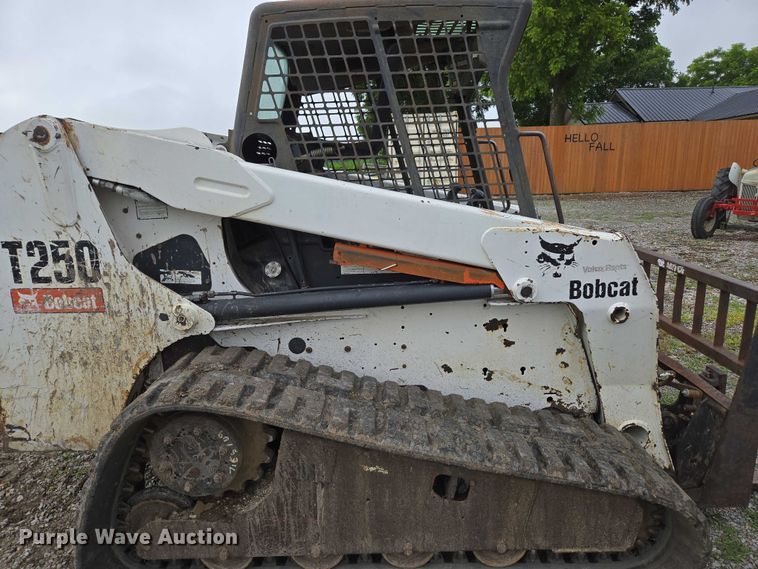 image for item EN3877 2005 Bobcat T250 tracked skid steer loader
