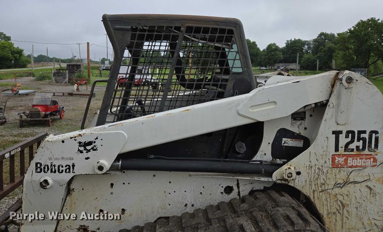 image for item EN3877 2005 Bobcat T250 tracked skid steer loader