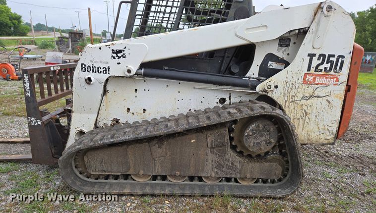 image for item EN3877 2005 Bobcat T250 tracked skid steer loader