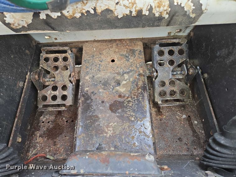 image for item EN3877 2005 Bobcat T250 tracked skid steer loader