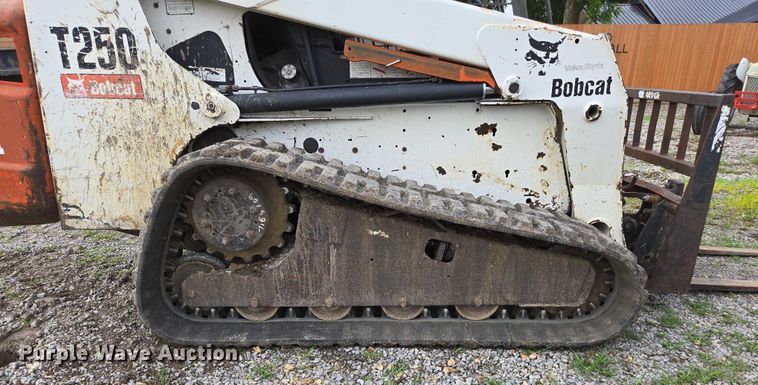 image for item EN3877 2005 Bobcat T250 tracked skid steer loader