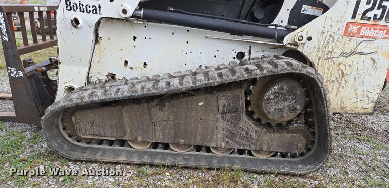 image for item EN3877 2005 Bobcat T250 tracked skid steer loader