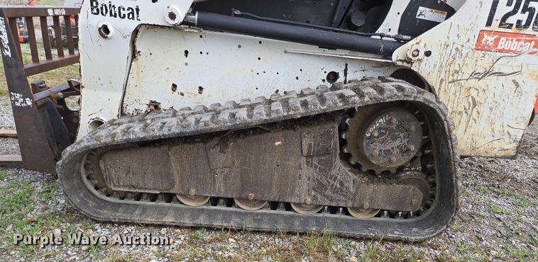 image for item EN3877 2005 Bobcat T250 tracked skid steer loader