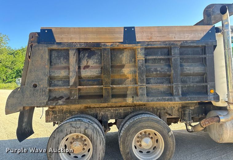 image for item EN4582 1993 Peterbilt 378 dump truck