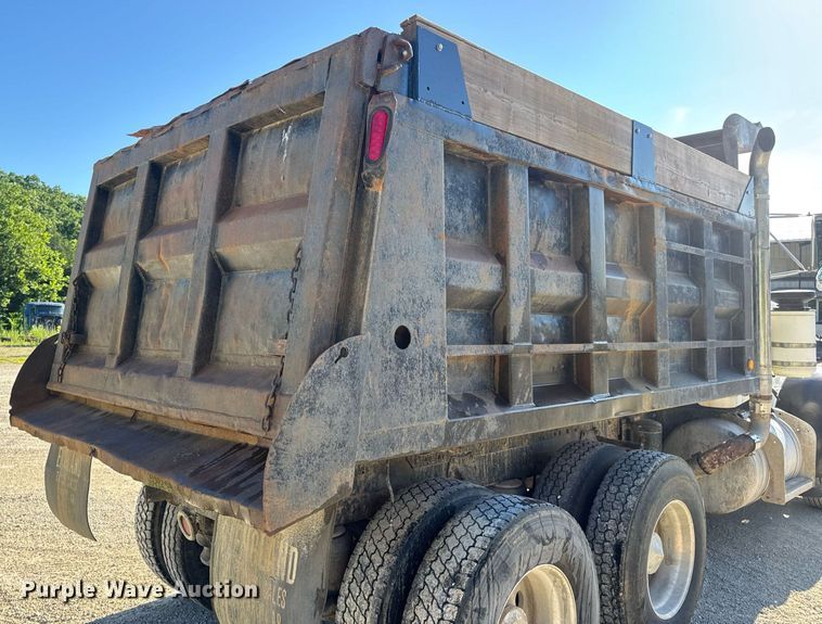 image for item EN4582 1993 Peterbilt 378 dump truck