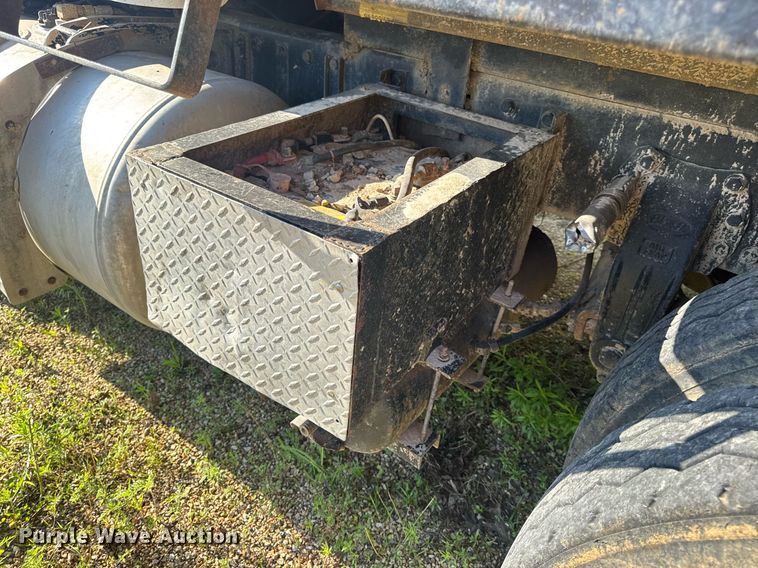 image for item EN4582 1993 Peterbilt 378 dump truck